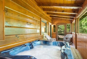 Indoor spa tub - Sleeps 10, 3 BR + Loft - Hot Tub, Fire Pit, Beautiful Cozy Cabin (Sevierville)