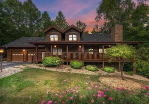 Exterior - Sleeps 10, 3 BR + Loft - Hot Tub, Fire Pit, Beautiful Cozy Cabin (Sevierville)