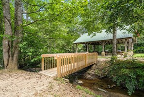 Property grounds - Sleeps 10, 3 BR + Loft - Hot Tub, Fire Pit, Beautiful Cozy Cabin (Sevierville)