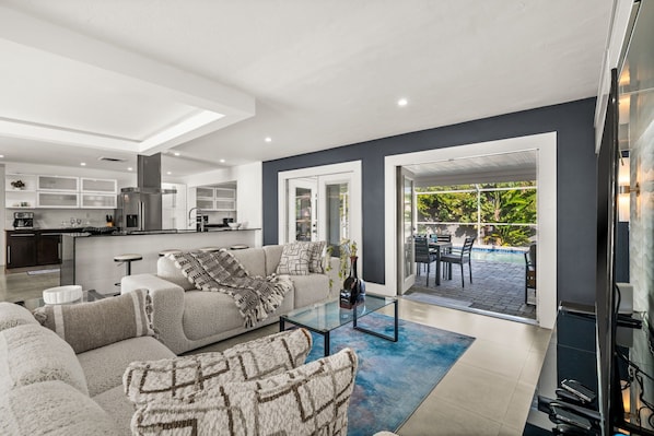 Smart TV, video games - Charming Naples Escape: 3BR Home with Heated Pool & Modern Comforts (Naples)