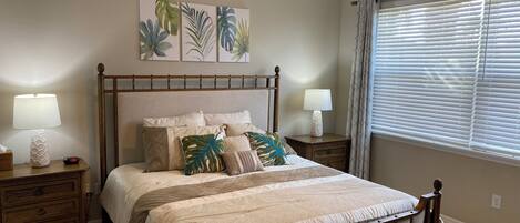 Tabla de planchar con plancha, internet y ropa de cama