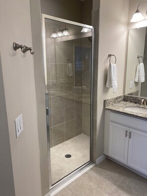 Shower, hair dryer, towels, soap - Spectacular ground floor end unit on the golf course (Bradenton)