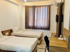 Family Room | Desk, laptop workspace, free WiFi