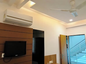 Family Room | Desk, laptop workspace, free WiFi