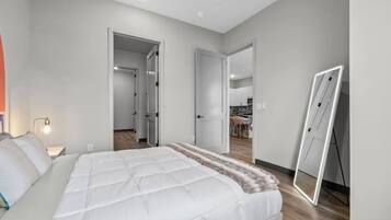 Skrivebord, strykejern/-brett, wi-fi og sengetøy