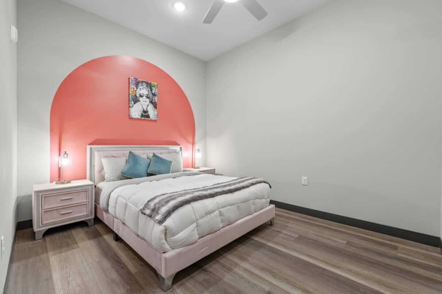 Skrivebord, strykejern/-brett, wi-fi og sengetøy