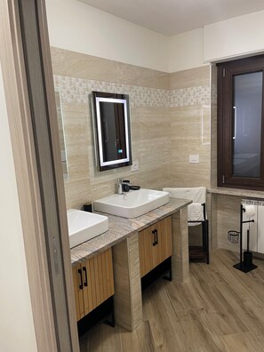 Doccia, asciugacapelli, asciugamani, sapone