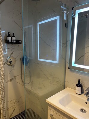 Shower, towels, soap, toilet paper - 🏖️ Apartment 2 steps from the beach - Comfort & Relaxation (Rabat-Salé-Kénitra)