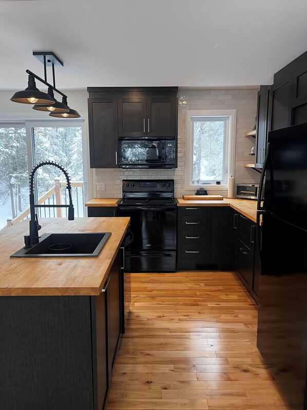 Private kitchen - Chalet le Léonord In the mountains, 12 minutes from the ski slopes and St-Sauveur (Saint-Sauveur)