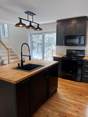 Private kitchen - Chalet le Léonord In the mountains, 12 minutes from the ski slopes and St-Sauveur (Saint-Sauveur)