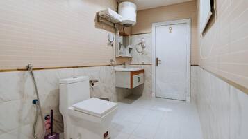 Een douche, een haardroger, een bidet, handdoeken