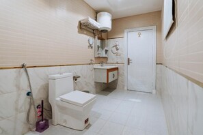 Superior Suite, City View | Bathroom