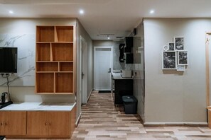 Refrigerador con congelador, microondas y parrilla de estufa 