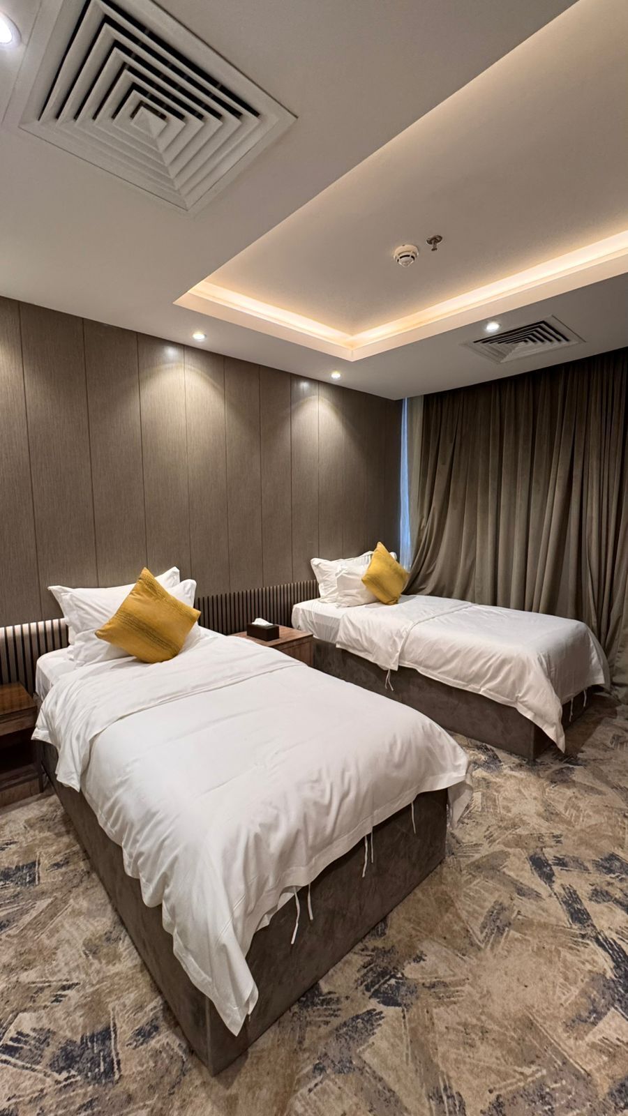 Suite Two Bed Rooms | Draps en coton égyptien, literie de qualité, coffre-fort
