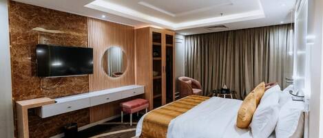 Safe på rommet, skrivebord, blendingsgardiner og strykejern/-brett