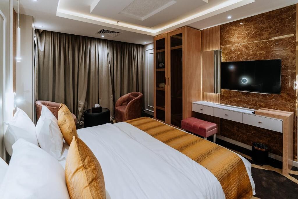 Phòng Suite Superior, quang cảnh thành phố | Két bảo mật tại phòng, bàn, màn/rèm cản sáng, bàn ủi/dụng cụ ủi quần áo 