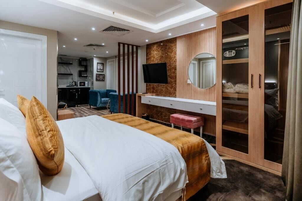 Värdeförvaringsskåp på rummet, skrivbord och mörkläggningsgardiner