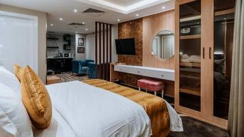 VÀrdeförvaringsskÄp pÄ rummet, skrivbord och mörklÀggningsgardiner