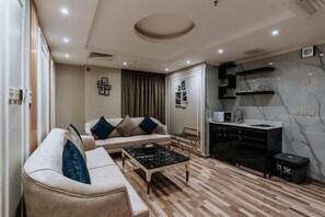 Full-sized fridge, microwave, stovetop, cookware/dishes/utensils - Lambert Hotel (Riyadh)