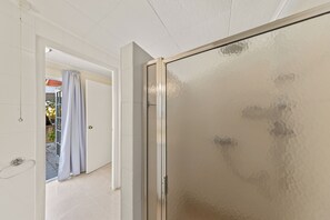 Haartrockner, Handtücher, Seife, Toilettenpapier