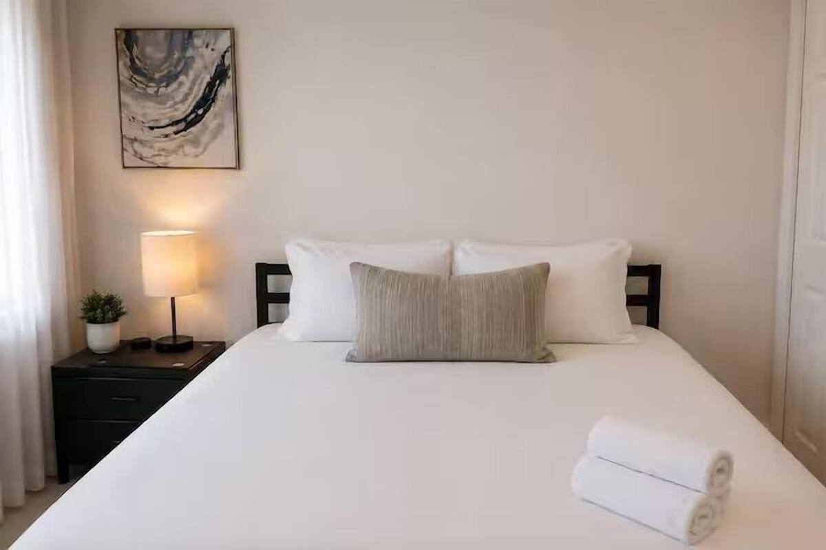 Luxury Apartment, 1 Bedroom, Balcony | Desk, blackout drapes, iron/ironing board, WiFi (free)