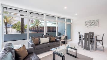 Appartamento Comfort, 2 camere da letto, balcone, vista oceano parziale | Area soggiorno