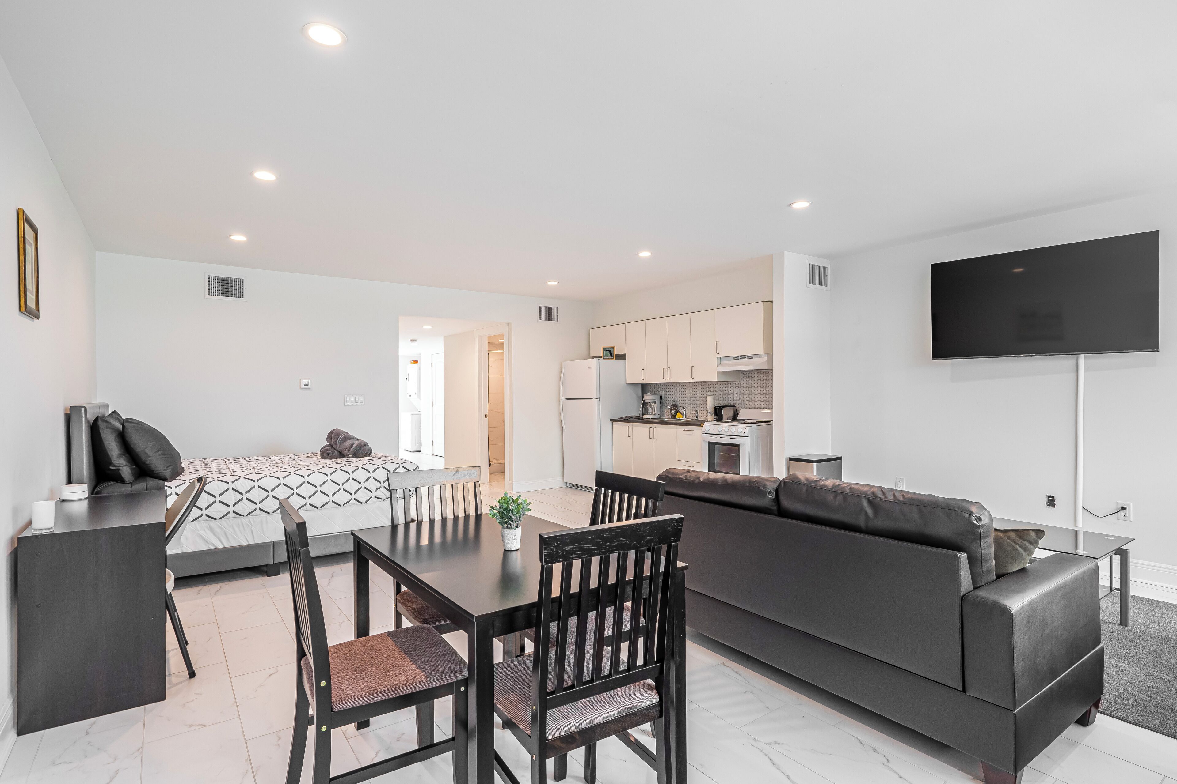 Club Apartment, 2 Bedrooms, Partial Ocean View | In-room dining