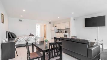 Club Apartment, 2 Bedrooms, Partial Ocean View | In-room dining