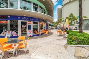 Outdoor dining - BeachSide 9th Residences (Fort Lauderdale)