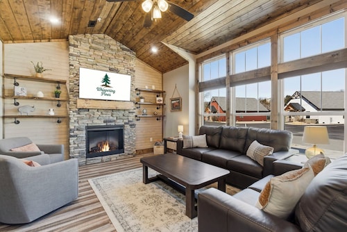 Whipsering Pines 🌲 NEW Property ⭐ Hot Tub 💦 Fire Pit 🔥
