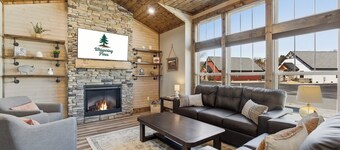 Whipsering Pines 🌲 NEW Property ⭐ Hot Tub 💦 Fire Pit 🔥