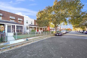 Exterior - Cozy & convenient 2-bedroom townhome with AC in charming Alexandria (Alexandria)