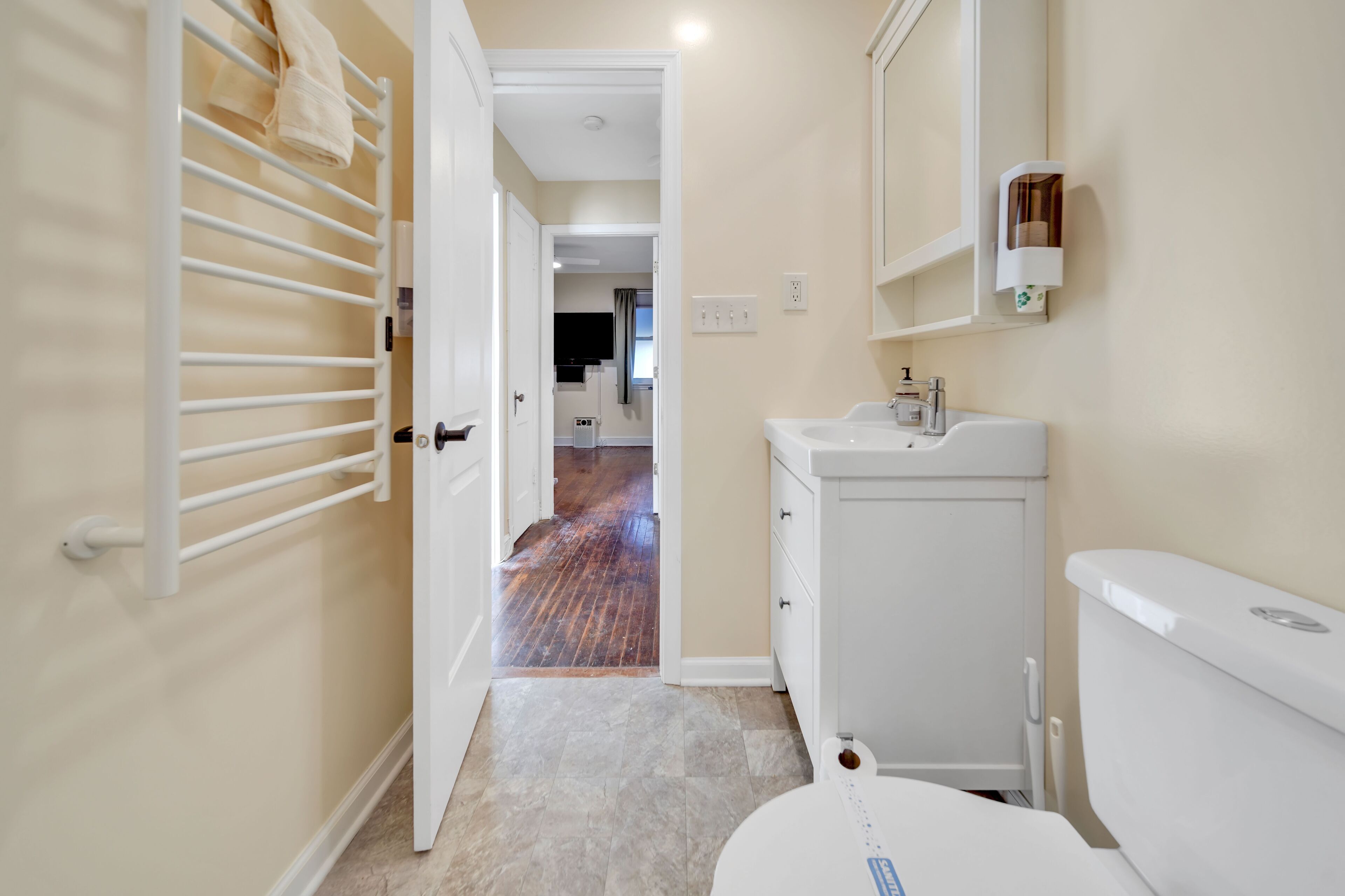 Hårtork, handdukar, tvål och toalettpapper