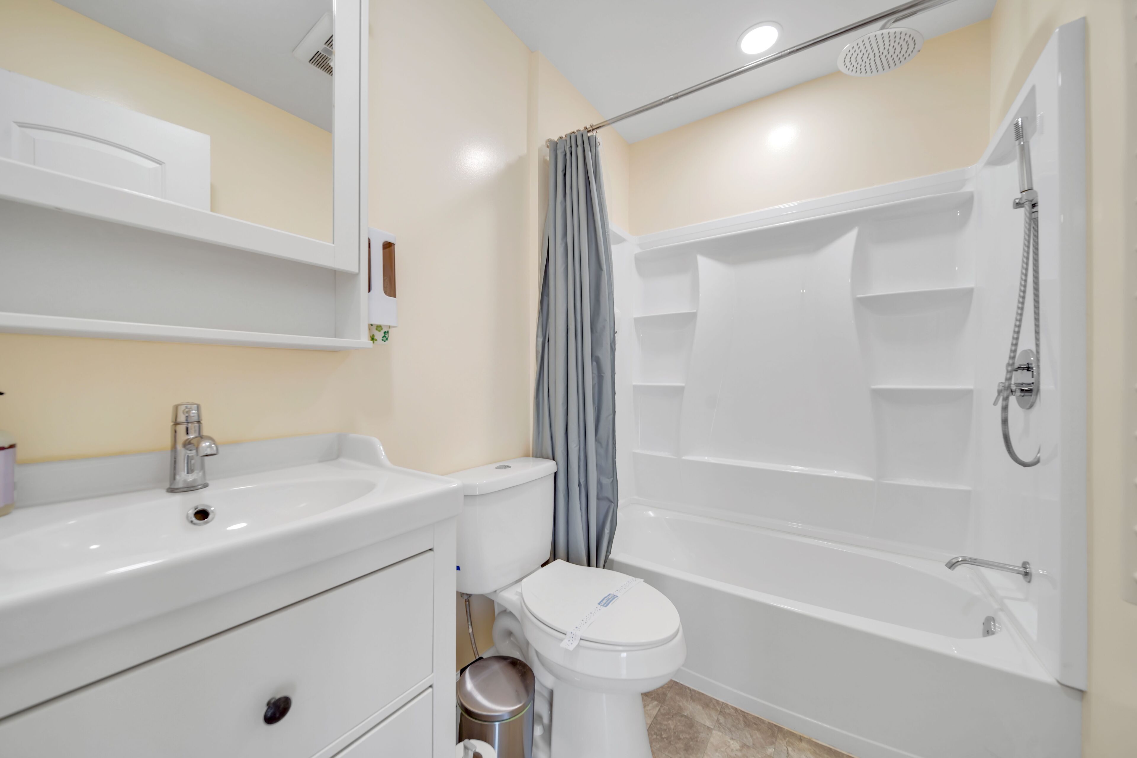 Een haardroger, handdoeken, zeep, toiletpapier