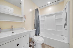 Een haardroger, handdoeken, zeep, toiletpapier