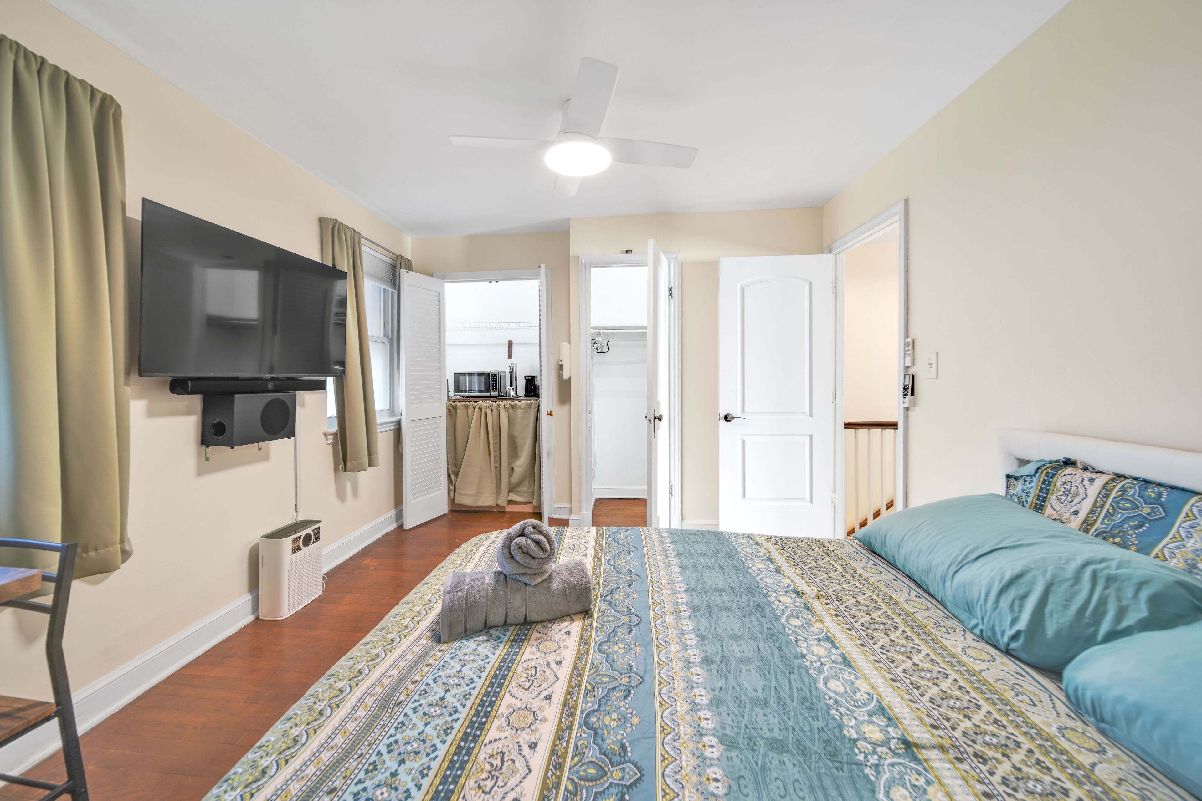 Ferros/tábuas de passar roupa, acesso à internet, roupa de cama