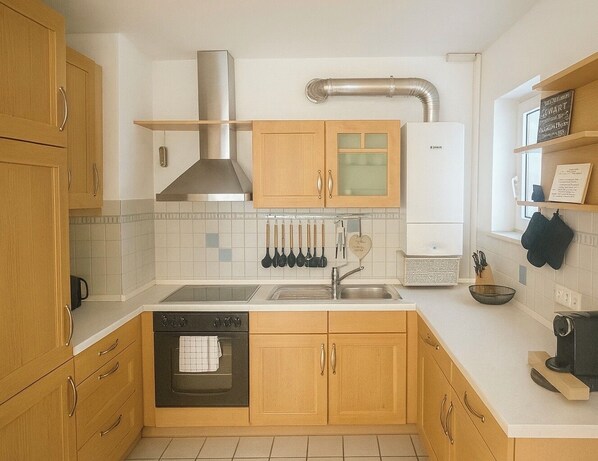 Private kitchen - C&V: 5 PP- 3 rooms- central+WLAN+box spring bed (Kaiserslautern)