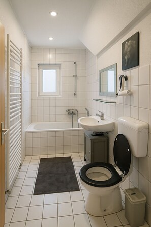 Een haardroger, handdoeken, toiletpapier