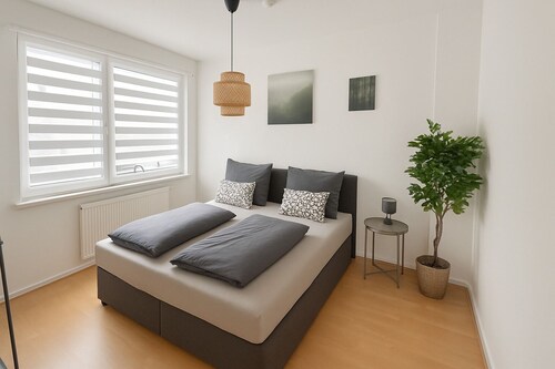 C&V: 5 PP- 3 rooms- central+WLAN+box spring bed