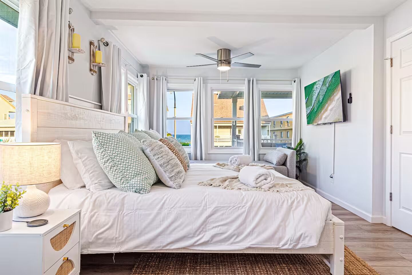 Tabla de planchar con plancha, wifi y ropa de cama 