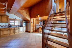Interior - 150m from ski slopes, 3rd floor, view mountain, swimming pool, balcony, fireplace or stove, parking (Méribel - Les Allues)