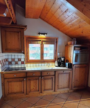 Private kitchen - 150m from ski slopes, 3rd floor, view mountain, swimming pool, balcony, fireplace or stove, parking (Méribel - Les Allues)