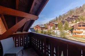 Property grounds - 150m from ski slopes, 3rd floor, view mountain, swimming pool, balcony, fireplace or stove, parking (Méribel - Les Allues)