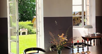 Ancienne école de caractÚre en CorrÚze, au calme, prÚs de la Dordogne