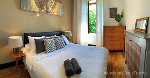 Tabla de planchar con plancha, wifi y ropa de cama 