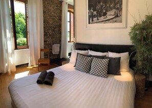 Tabla de planchar con plancha, wifi y ropa de cama 