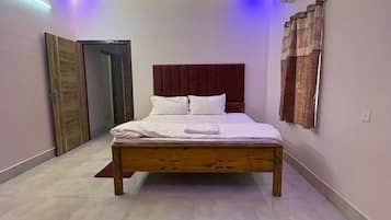 Suite | Een bureau, een laptopwerkplek, wifi