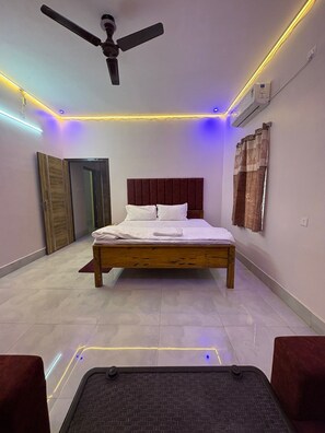 Suite | Desk, laptop workspace, WiFi - Sam Premium  (Bhubaneshwar)