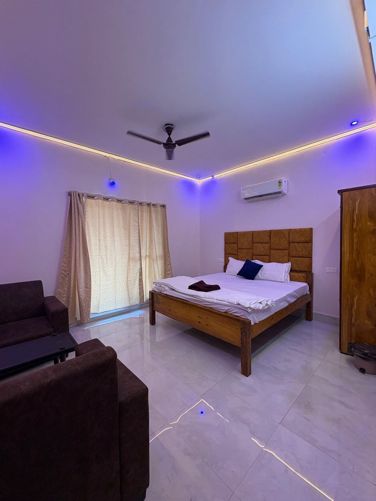 Suite | Desk, laptop workspace, WiFi