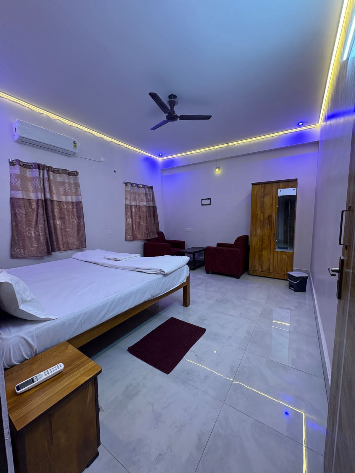 Escritorio, espacio para trabajar con laptop y wifi 